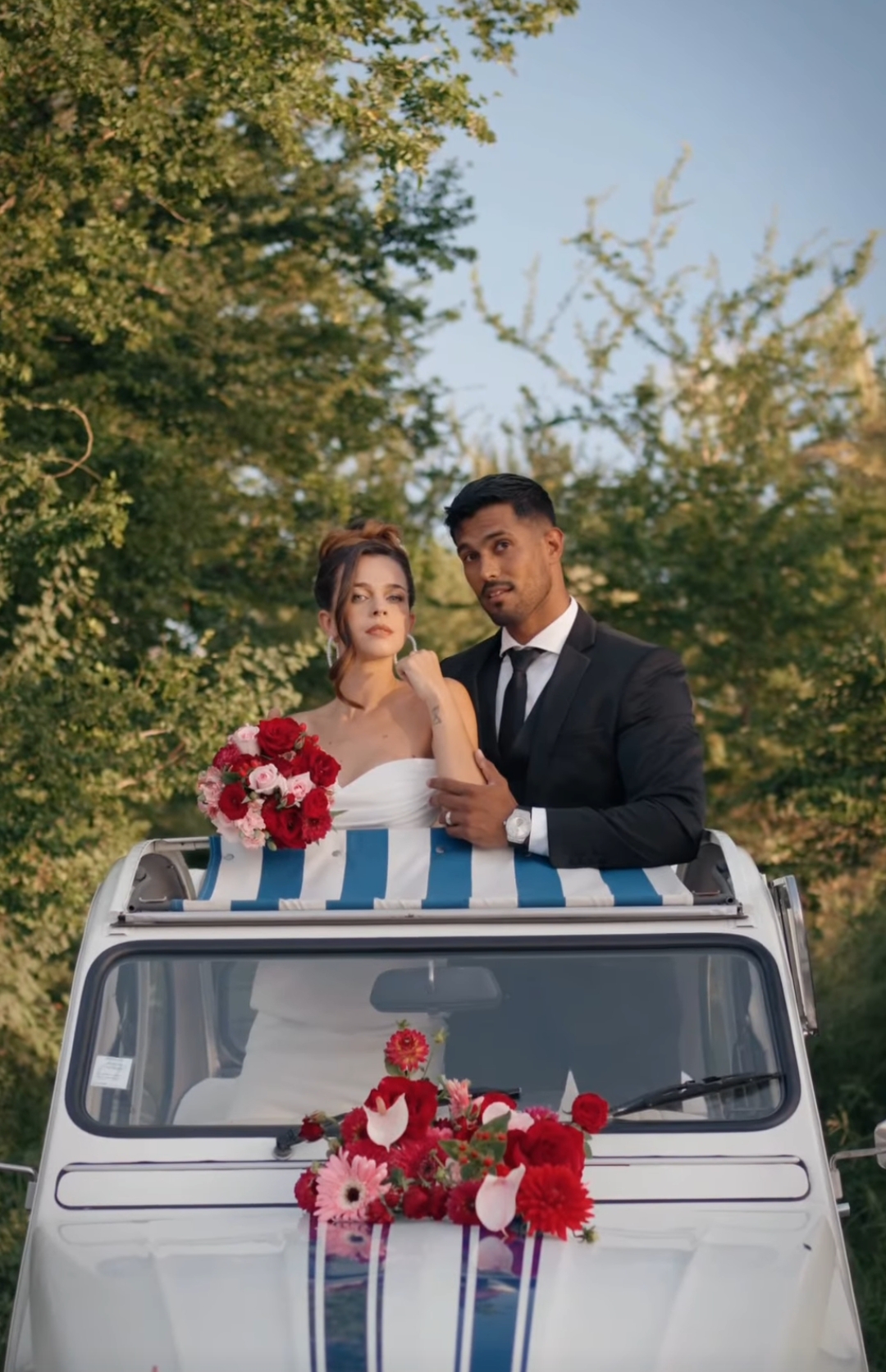 Les mariés debout dans la 2CV, toit panoramique grand ouvert