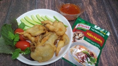 Cho nấm đã chiên giòn ra dĩa, thêm ít dưa leo, rau sống ăn kèm và xốt bơ cay là hoàn tất món ăn. Nấm bào ngư ngọt tự nhiên được phủ lớp bột chiên giòn rụm chấm cùng xốt tương xí muội rất tuyệt. Mùi tương xí muội không lẫn vào đâu được. Vậy là vô cùng đơn giản để có một món ăn vặt cho những ngày chay đúng không các bạn. Chúc các bạn thành công với công thức của mình nhé.