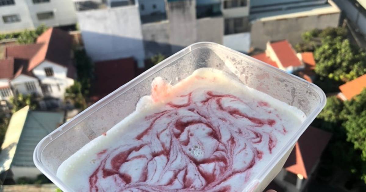 Strawberry cheesecake ice-cream
