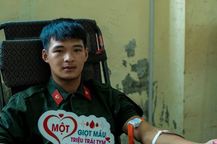 Gần 1.000 chiến sĩ Trung đoàn CSCĐ Đông Bắc hiến máu cứu người - Báo Tiền Phong