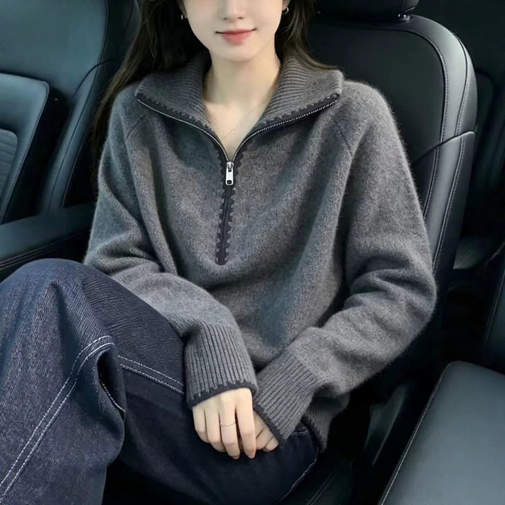Casual knitted sweater with zipper and lapel collar