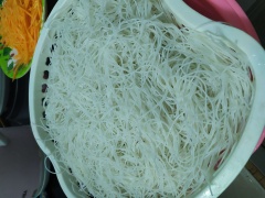 Ngâm bún gạo khô cho mềm.