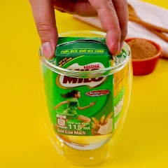 Sau đó, rót milo vào vỏ sữa, đậy kín miệng, cho vào trong ngăn mát tủ lạnh từ 6 - 8 tiếng cho hỗn hợp đông lại. Tiếp đến, bạn đem ngâm vỏ sữa với nước nóng khoảng 30 giây rồi cho pudding ra đĩa.