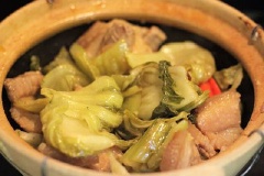 Cho tiếp dưa cải chua, ớt trái vào đun cùng, đun lửa thật nhỏ. Có thể đổ thêm nước lọc nếu muốn dùng nhiều nước kho để ăn với cơm.