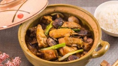 Thịt gà kho nấm hương với thịt gà béo thơm, dai ngon, thơm phức, ngấm đều gia vị ướp. Đặc biệt màu thịt kho sáng bóng trong rất ngon cơm. Đây hứa hẹn là món ngon hấp dẫn cho những bữa cơm chiều ngày đông.
