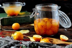 Cuối cùng chờ cho mứt tắc nguội thì bạn múc cho vào hũ thủy tinh và đậy nắp kín, bảo quản nơi thoáng mát hoặc trong ngăn mát tủ lạnh khi nào cần thì lấy ra dùng.