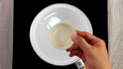 Cho 1 lít nước lọc vào nồi, hòa thêm 10gr bột rau câu giòn (agar) vào khuấy đều. Đun nóng hỗn hợp trên lửa vừa. Phần rau câu dẻo 10gr (jelly) sẽ trộn chung với 200gr đường rồi mới cho vào nồi agar đang đun nóng trên bếp. Nấu sôi cho rau câu nở vừa thì tắt bếp, để nguội bớt.