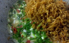 Tiếp tục cho thêm 1/2 muỗng canh sa tế, trứng đã chuẩn bị vào, trộn đều với phần mì đang xào cho đến khi sợi mì vàng và trứng chín.