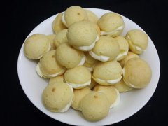 Bánh su nguội dùng dao cắt ngang bánh (không cắt rời) rồi nhồi phần kem đã làm lạnh vào là có thể dùng. Bánh ngọt béo rất thơm.