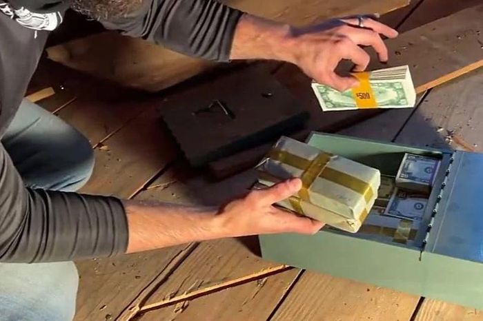Phát hiện 'kho báu' 46.000 USD giấu trên gác mái suốt hơn nửa thế kỷ - Tạp chí Doanh Nghiệp Việt Nam