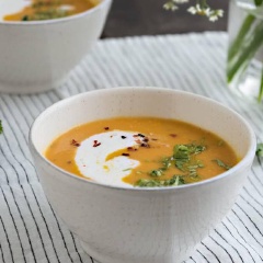 Múc súp cà rốt miso kiểu Nhật ra tô, rưới thêm nước cốt dừa, rắc ngò rí và thưởng thức. Súp cà rốt tương miso kiểu Nhật dinh dưỡng và khó cưỡng lại với vị ngọt thanh, beo béo rất thích hợp nấu cho trẻ ăn dặm đấy (bạn bỏ nguyên liệu ớt ra nè). Mẹ nào đang tìm một món tốt cho trẻ thì nhanh tay lưu ngay công thức này lại và làm ngay nhé, đảm bảo trẻ sẽ thích nha.