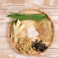 Rửa sạch các nguyên liệu (trừ bông cúc, hoa đậu biếc khô, đường phèn), bỏ rễ, phần lá héo úa. Mía chẻ nhỏ, còn la hán quả đập nhỏ để chất dinh dưỡng và vị ngọt dễ tan vào nước nhanh hơn.
