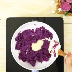 Làm viên khoai pha lê: Khoai lang tím gọt vỏ rửa sạch hấp chín xay nhuyễn chia làm 2 phần. Cho vào chảo 100g khoai đã xay, thêm 20gr bơ đảo đều cho bơ tan chảy và hòa vào với khoai, thêm 20gr sữa đặc. Đảo đều với lửa nhỏ cho đến khi nhân khô ráo. Chia đều thành các viên khoảng 10g, bọc lại để nhân không bị khô. Tiếp đến, trộn từ từ 80g nước nóng vào 100g bột năng (140g bột + 90ml nước) cho đến khi được khối bột dẻo mịn. Chia bột thành từng phần khoảng 7g, cán mỏng rồi đặt viên nhân khoai vào bọc kín, bỏ phần bột thừa để viên khoai được tròn đẹp.