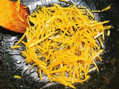 Đổ gừng vào âu và đem cân lên, cứ 1kg gừng thì cho 600gr đường vàng (đường vàng sẽ cho mứt lên màu đẹp hơn, thơm hơn), đảo đều và ướp gừng 2 tiếng là có thể mang đi sên mứt. Để cho mứt gừng sợi dẻo nguội hẳn mới đem cất trong hũ sạch, đậy kín bảo quản nơi thoáng mát hoặc trong ngăn mát tủ lạnh.