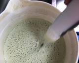 Trong lúc đó, nấu sôi nước trong bình. Rồi đổ ra một bình khác, cho hai muỗng cà phê bột matcha vào và khuấy tiếp, đậy nắp lại trong 2 phút. Sau đó, cho 500 g bột kem béo vào khuấy đều liên tục trong 8 phút.