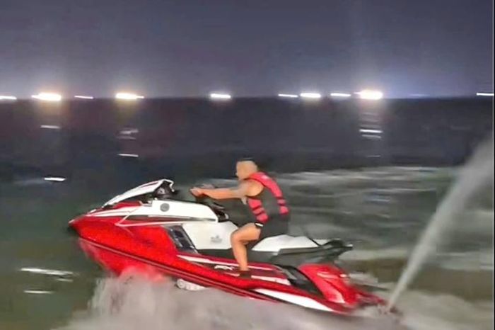 Công an mời làm việc TikToker phóng môtô nước trên bãi tắm công cộng - Tạp chí Tri thức