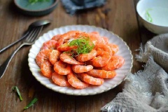 Tôm hấp hành gừng giúp những con tôm vẫn giữ nguyên được hương vị tươi ngon, đặc trưng. Tôm chín thoảng hương gừng mà không bị hôi tanh 1 tí nào. Chấm ăn cùng ít muối tiêu chanh thì hết sẩy.