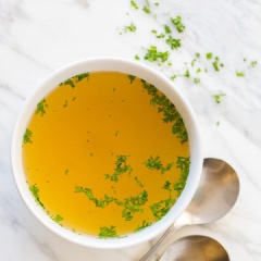 Lọc nước dùng sang một bát riêng để loại bỏ xương và rau củ. Đặt nước dùng vào tủ lạnh cho nguội, sau đó dùng muỗng hớt sạch váng nổi bên trên bề mặt. Bạn có thể cho rau ngò nếu thích, sau đó cho vào lọ thủy tinh cất trong tủ lạnh dùng dần.
