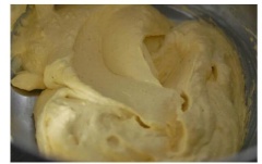 Làm phần mousse xoài: cho xoài với 2 muỗng canh nước và đường vào máy xay sinh tố xay nhuyễn. Cho gelatine vào ngâm nước cho mềm sau đó cho chút nước vào rồi đun cách thủy để gelatine tan. Kem tươi đánh bông sau đó đổ phần xoài đã xay và gelatine vào trộn đều.