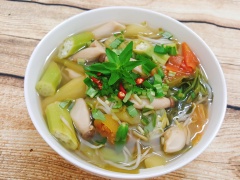 Mách nhỏ cho bạn là khi ăn, thay vì chấm với nước mắm thì món canh chua nấm đùi gà chay sẽ đậm vị thơm ngon hơn nếu bạn ăn kèm với một chén muối ớt đấy.