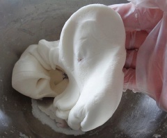 Bột nếp, 1/4 muỗng cà phê muối, cho vào tô to trộn đều, sau đó cho nước sôi từ từ vào bột, mang bao tay nhồi bột 10 -15 phút cho bột dẻo và không dính tay.