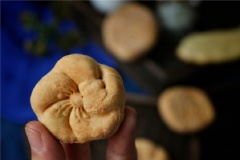 Bánh nướng chín với lớp vỏ giòn, phần trong bánh xốp, được tạo hình bông hoa, con cá, ... trông xinh xắn và đẹp mắt. Với những hình thù đặc trưng này thì đảm bảo các bé vừa trông thấy là sẽ mê ngay cho xem.
