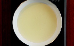 Đun nóng 150ml dầu ăn, cho cánh gà đã ướp vào chiên chín đều với lửa nhỏ khoảng 15-20 phút. Trước khi tắt bếp khoảng 2-3 phút nhớ tăng lửa lên cho lớp ngoài gà được giòn nhé!