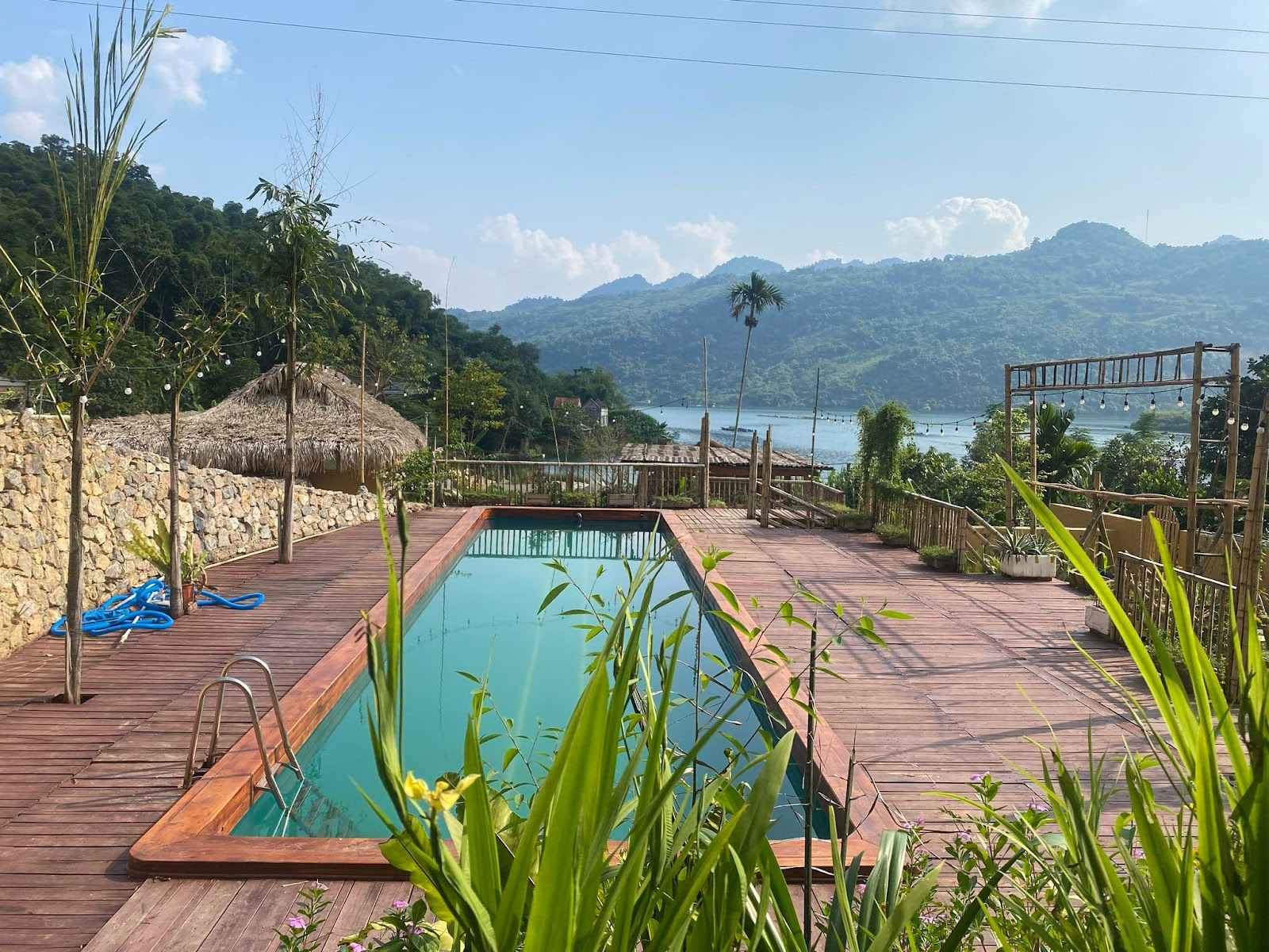 Bể bơi nhìn ra hồ Hòa Bình tại Ké Retreat Đà Bắc