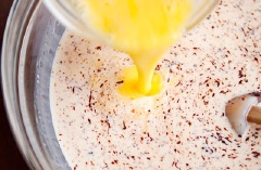Đánh tan 2 quả trứng rồi cho vào trộn đều với phần sữa và chocolate ở trên. Cho từ từ bột vào hỗn hợp trứng và trộn đều.