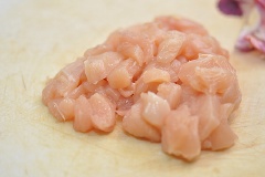 Thịt gà rửa sạch, cắt miếng vừa ăn. Trộn thịt gà với Teriyaki, tỏi, hành băm, thêm một ít hạt tiêu, ướp khoảng 2 - 3 tiếng để thịt gà được thấm.