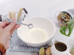 Bắt đầu làm phần sữa Macchiato: sử dụng một cái tô vừa đủ lớn, có đáy sâu, bắt đầu cho hỗn hợp kem béo, sữa béo, sữa tươi và muối vào khuấy đều.