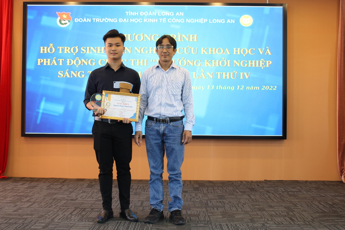 ThS Thái Doãn Ngọc trao giấy khen Hiệu trưởng và kỉ niệm chương cho Nguyễn Phạm Thanh Phú – Chi đoàn 18TH