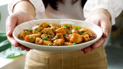 Dọn gà sốt cam ra dĩa, ăn cùng với cơm nóng hoặc ăn với salad cũng rất ngon. Ức gà săn bên ngoài mềm bên trong, áo đều một lớp sốt cam chua chua ngọt ngọt rất vừa miệng. Vậy là chỉ cần 2 nguyên liệu chính là ức gà và nước ép cam cùng những gia vị có sẵn là bạn đã chế biến được một món ăn ngon lành và hao cơm mà người lớn hay trẻ nhỏ gì cũng thích rồi. Món này cũng ăn kiêng được đấy nhé, chỉ cần điều chỉnh gia vị ít một chút là đã có một món mới thơm ngon bổ dưỡng cho thực đơn giảm cân của bạn rồi.
