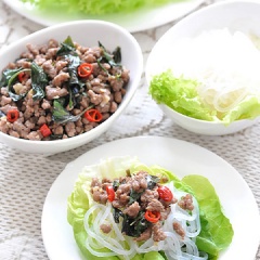 Bún chần sơ qua nước sôi để ngon hơn. Xà lách rửa sạch để ráo. Khi ăn lấy 1 lá xà lách, cho bún lên rồi thịt bò xào và cuộn lại thưởng thức. Bạn có thể ăn kèm với nước mắm làm rất ngon đấy. Chúc bạn ăn ngon miệng nha!