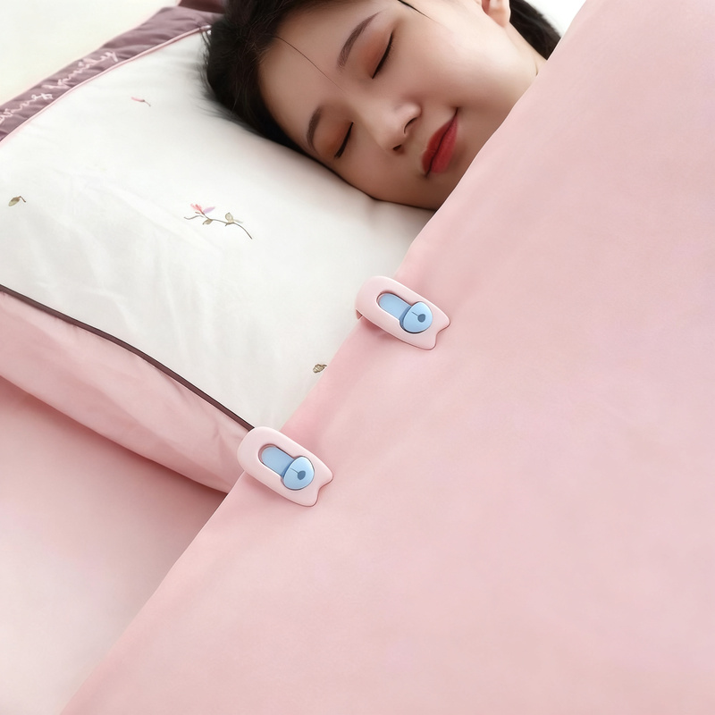 Comforter fastening clips, slip-resistant