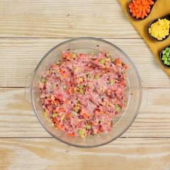 Phần nhân: Trong 1 tô lớn, cho 200gr thịt xay, 100gr giò sống, 50gr cà rốt thái hạt lựu, 50gr hạt bắp, 50gr đậu bo, 50gr nấm mèo đã thái nhỏ, 10gr hành tím băm. Ướp cùng 1 muỗng canh hạt nêm, 1 muỗng canh đường, 1 muỗng cà phê muối, ½ muỗng cà phê tiêu. Trộn đều cho các nguyên liệu và gia vị hòa quyện với nhau.