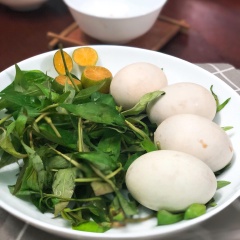 Rửa sạch rau răm. Cho nồi lên bếp, đổ nước dừa vào nồi, thêm 1/2 muỗng cà phê muối. Cho trứng vịt vào, đậy nắp nấu cho đến khi chín.