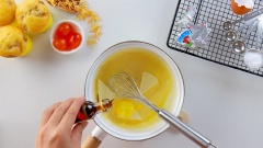 Tranh thủ lúc sốt vẫn còn nóng bạn cho thêm 3 viên phô mai con bò cười, 10gr bơ lạt, 1/2 muỗng cà phê chiết xuất vani, 1/2 muỗng cà phê muối vào nồi, khuấy đều cho hoà quyện thành một hỗn hợp sệt và mịn.