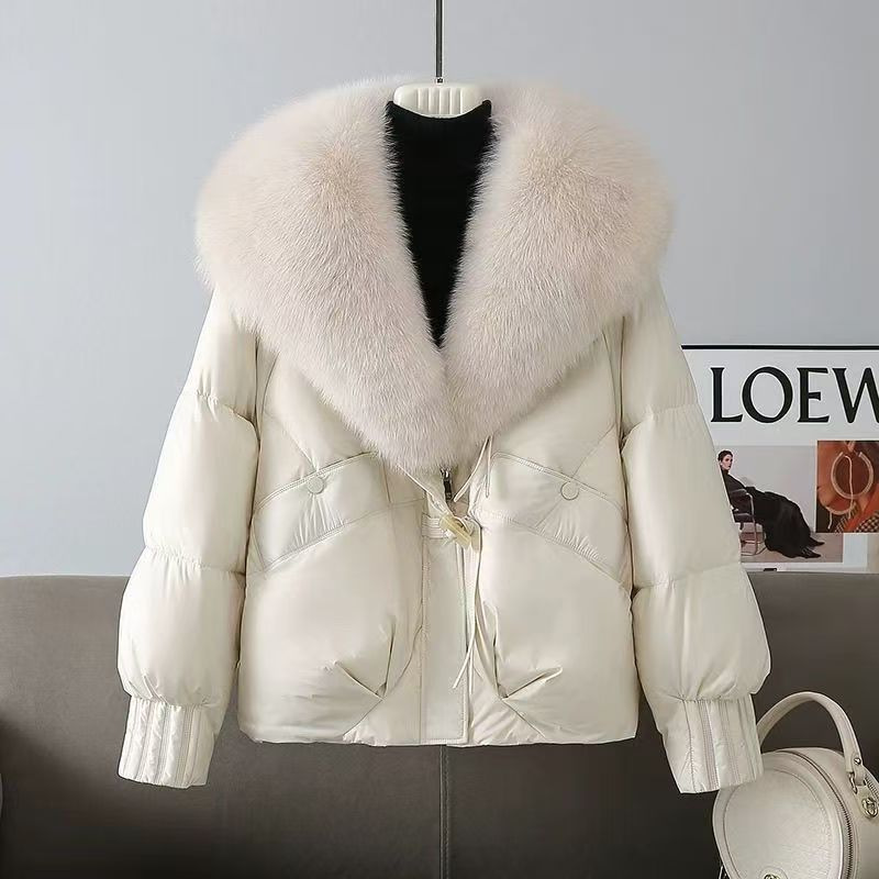 Short women's winter jacket with faux fur collar