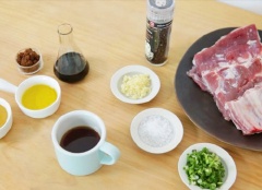Chuẩn bị và cho tất cả nguyên liệu ra chén. Sườn rửa sạch, chặt miếng vừa ăn.