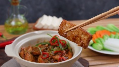 Dọn đậu hủ ra thố hoặc tô, rắc tiêu xay, trang trí ớt sừng, hành lá, ăn kèm cơm nóng. Nước kho tương hột đặc sánh đậm đà có thể chan cơm hay chấm cùng rau củ luộc sẽ rất ngon miệng và tốt cho sức khỏe.