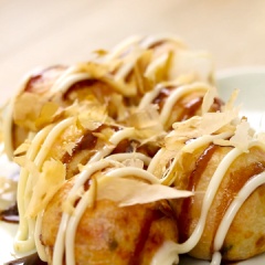 Cho Takoyaki ra đĩa, rưới sốt Takoyaki, sốt Mayonaise. Để món ăn trở nên ngon hơn bạn rắc rong biển, cá bào lên trên là hoàn thành.