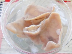 Tai heo chín vớt ra ngâm vào âu nước đá lạnh 5-7 phút rồi rửa xả qua nước lạnh. Đợi tai heo nguội thì đem thái thành những miếng không quá mỏng.