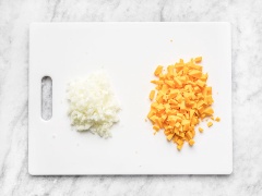 Đầu tiên mở lò nướng ở 177 độ C cho nóng. Sau đó trộn đều 30g bột chiên xù, 1 muỗng bột ớt paprika, 1/2 muỗng bột tỏi, 3/4 muỗng muối trong chén. Trứng đập ra tô khác đánh tan. Hành tây lột vỏ, cắt hạt lựu. Phô mai Cheddar cũng cắt nhỏ.