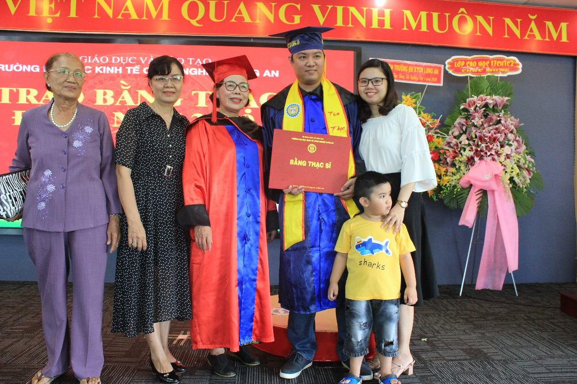 Kết thúc khóa học thành công, các tân Thạc sĩ, tân cử nhân, kỹ sư là niềm tự hào của thầy-cô và gia đình