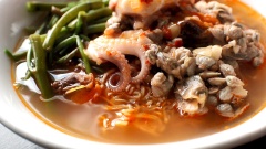 Cuối cùng bạn chan nước mì ốc hến vào là đã hoàn thành xong tô mì ốc hến thơm lừng mùi bơ và có vị ngọt tự nhiên từ hến.