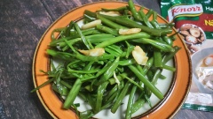 Cho rau muống xào tỏi ra dĩa là hoàn tất món xào cho ngày chay. Rau muống xào tỏi giòn giòn thơm thơm rất ngon miệng. Chúc các bạn thành công theo công thức của mình.