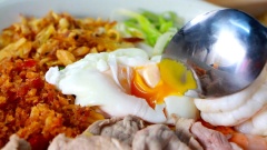 Vắt thêm chanh lên mì trộn muối ớt, trộn đều rồi ăn ngay cho nóng.
