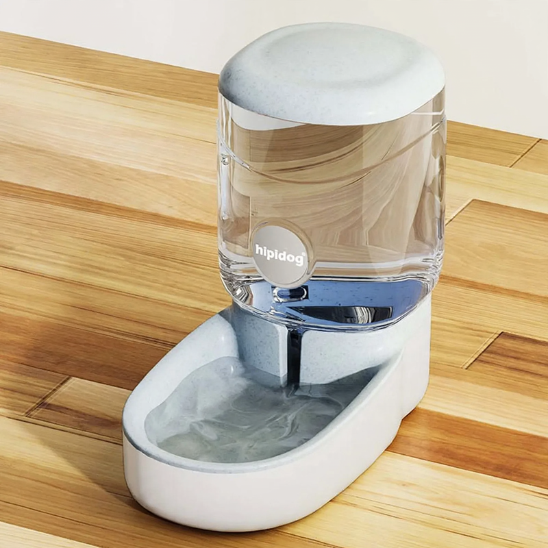 Automatic water and food bowl for cats and dogs