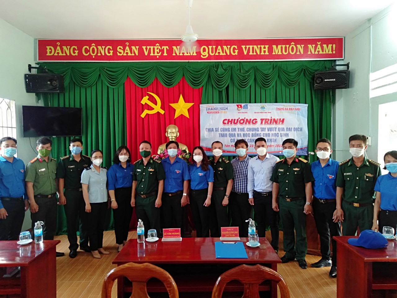 Cụm thi đua số 3 chụp ảnh lưu niệm cùng Đại diện Đồn Biên phòng Sông Trăng